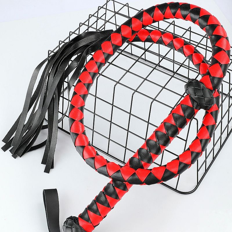 Foto do produto Chicote Longo Preto e Vermelho 143cm